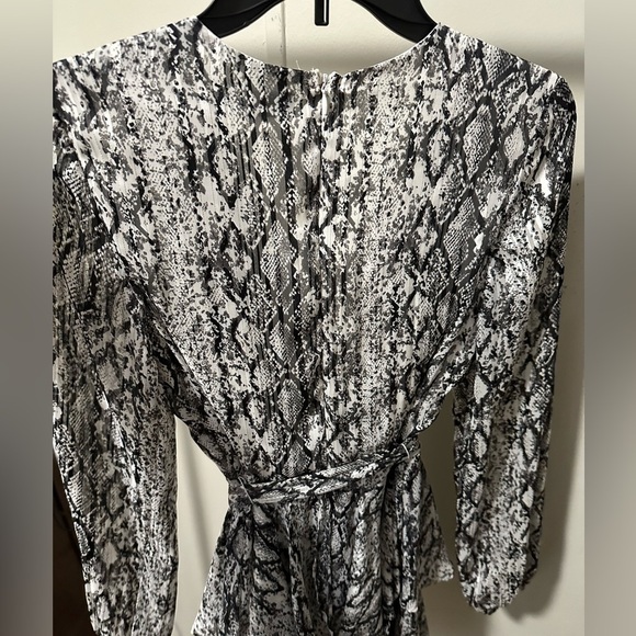 DO+BE Long Sleeve Snake print V-neck Mini Dress size small new with tags - Picture 5 of 5